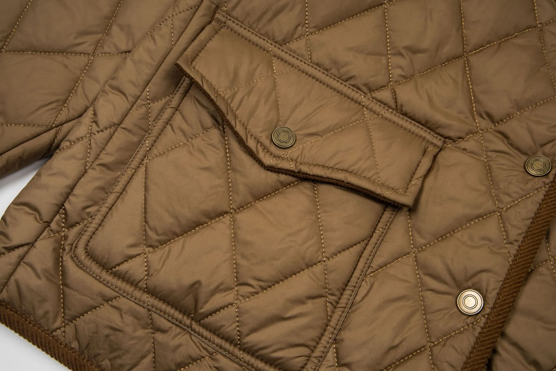P330 Model No.: G130 Ralph Lauren New Ralph Lauren chest logo embroidery diamond plaid lapel corduroy cotton jacket 1️⃣Selected high-quality high-elastic cotton, perfect control of workmanship details, exquisite small logo embroidery on the chest, corduroy color-blocked lapels, pocket design full of details, highlighting personality! The version is simple but not simple! 3️⃣It is very youthful and energetic, and can be easily worn by both men and women. It is very in line with the fashion aesthetic concepts of today's young people! 4️⃣A full set of customized accessories, complete with three standards, same style for men and women, a must-have for couples! Color: black, navy blue, apricot Size: S, M, L, XL
